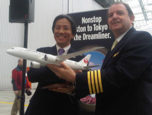 Boeing 787 Chief Pilot Randy Neville presents a Dreamliner model to Japan Airlines Senior Vice President for the Americas Hiroyaki Hioka. (Photo: BOEING)