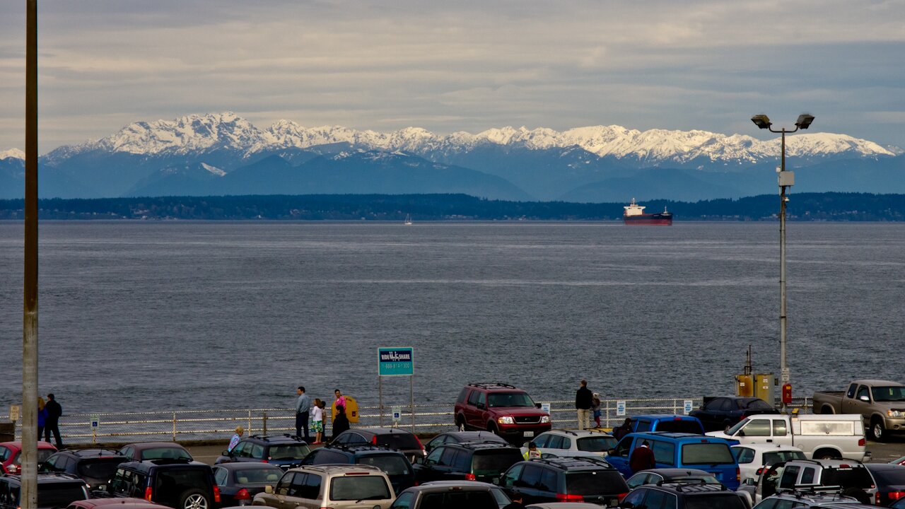 Motorists awaiting the Bainbridge ferry at the Seattle waterfront (Photo: MvB)