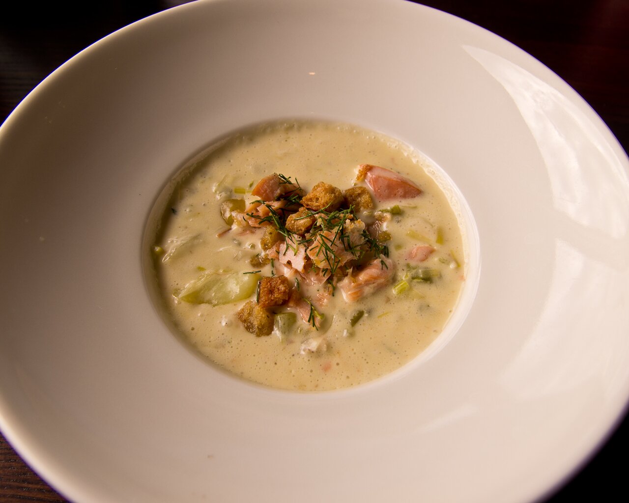 Apple-wood smoked salmon chowder with bacon, sherry-cream, dill, and smoked salmon croutons (Photo: MvB)