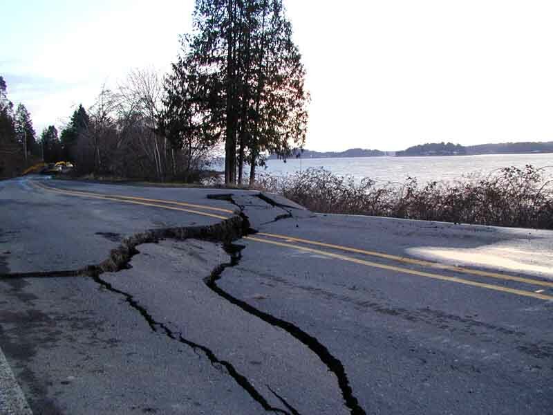 A section of SR 302 near Allyn, Washington, damaged by the 2001 Nisqually earthquake. (Photo: USGS)